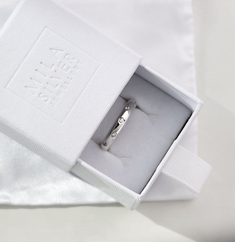 Silverring med flera diamanter som ligger i en ringask från Mila Silver