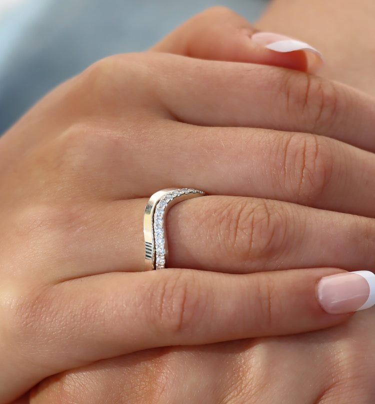 Set med diamantring och silverring med böjd form.