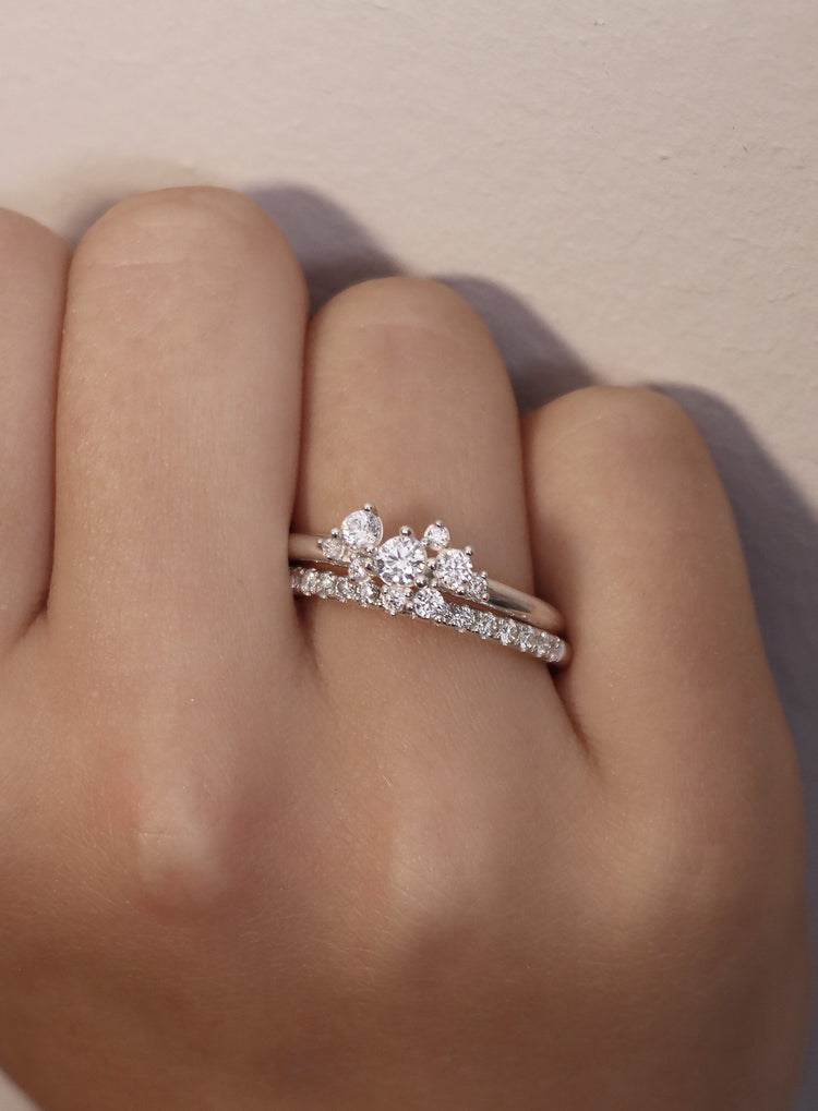 Ring par med alliansring och flerstensring med diamanter.