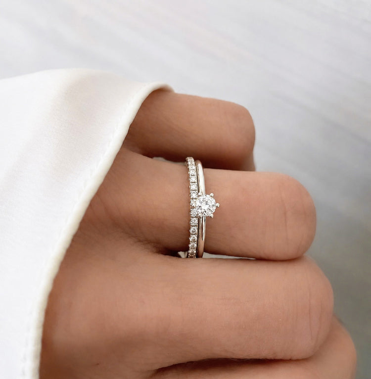 Ring set med vigselring och förlovningsring. Alliansring och solitärring i vitguld med diamanter