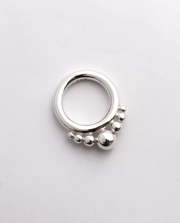 Silverring med kulor på toppen i olika storlekar.