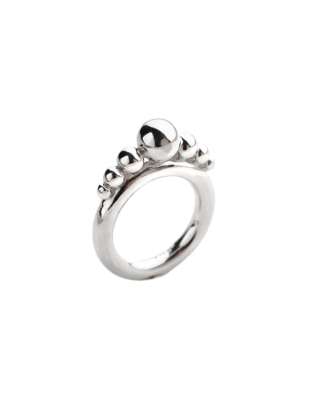Ring i silver med kulor i en rad på toppen av ringen.