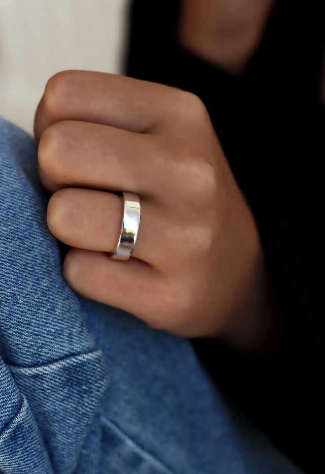 Bred, slät förlovningsring i silver till dam.