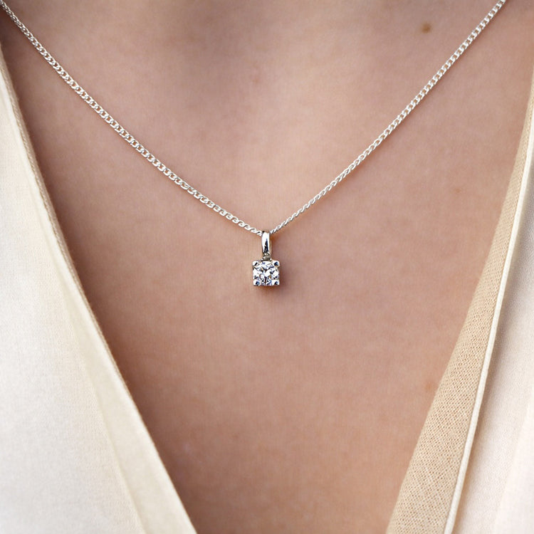 Silverhalsband med diamant 0,10 ct i fyrkantig fattning.