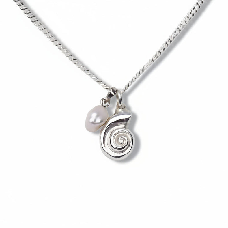 Silverhalsband med snäcka och vit pärla.