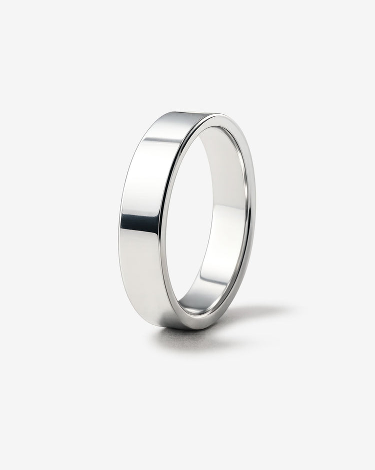 Silverring till herr som är 7 mm bred och 2 mm tjock i 925 silver.