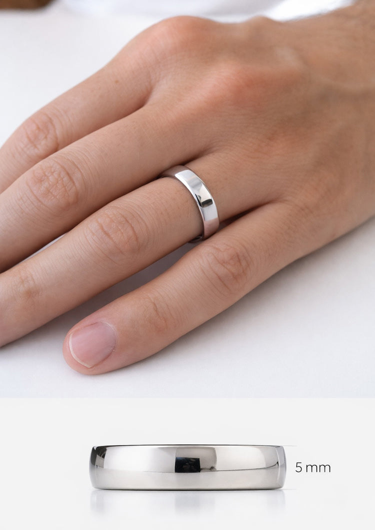 Förlovningsring herr i 925 silver. 5 mm bred med lätt kupad ovansida.