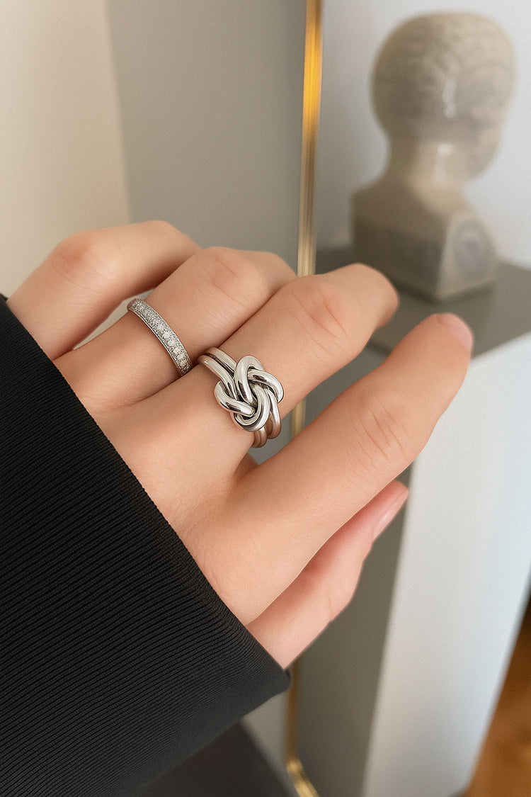 Tjej som bär en ring med dubbla silverknutar