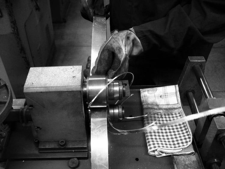 Bild från en verkstad där en kedja skapas för hand av en silversmed.