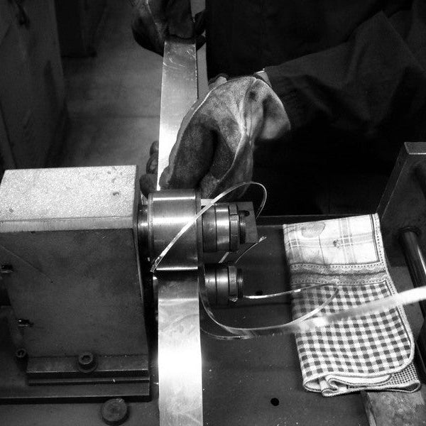 Bild från en verkstad där en kedja skapas för hand av en silversmed.