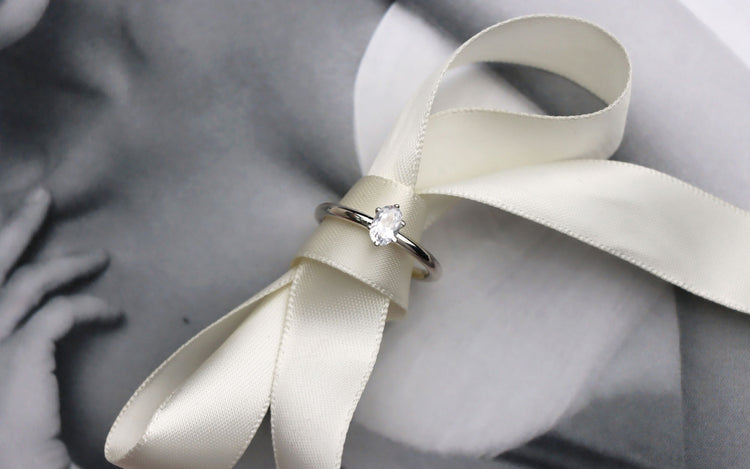 June Diamantring Oval diamant, Vigsel / Förlovningsring | 18k. vitguld