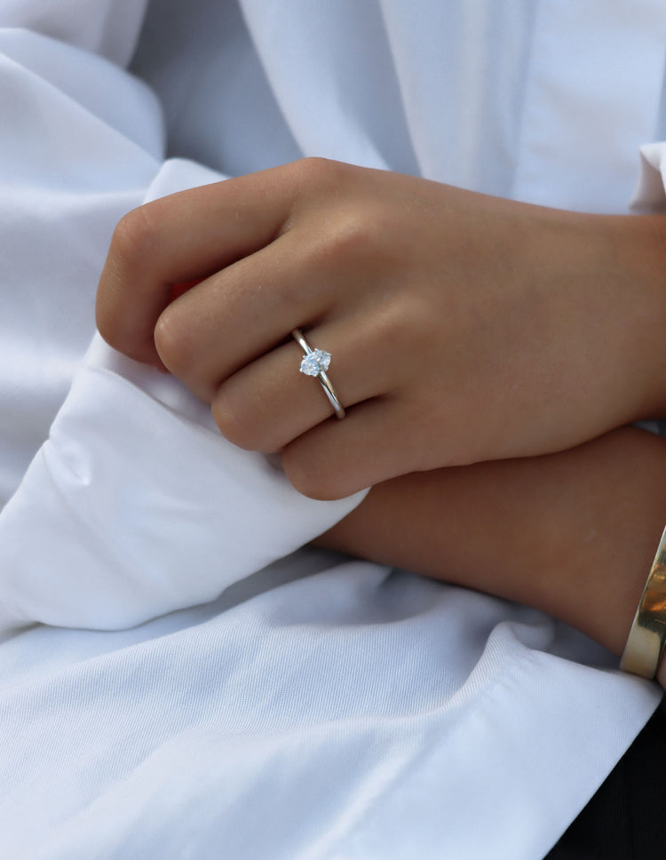 TJEJ SOM BÄR EN FÖRLOVNINGSRING MED OVAL DIAMANT 0,5 CT.