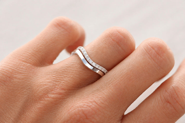 Set med diamantring och silverring med böjd form.