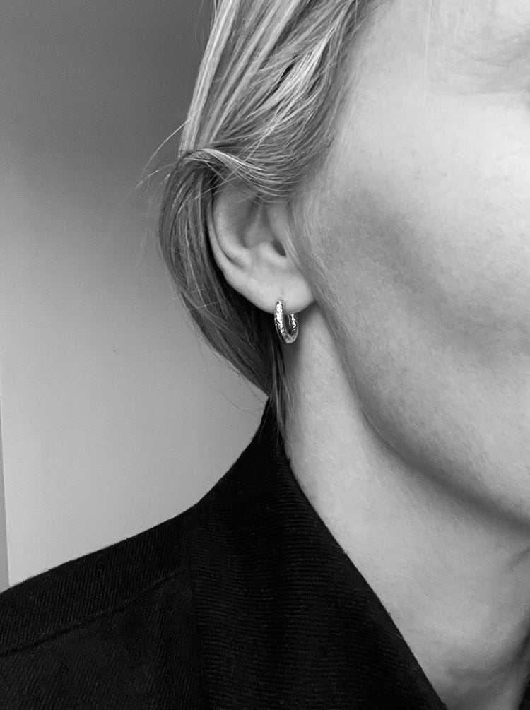 Smp örhängen med hamrade silverringar.