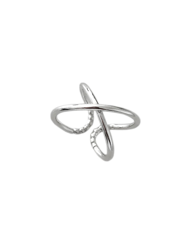 En silverring som bildar ett kors.