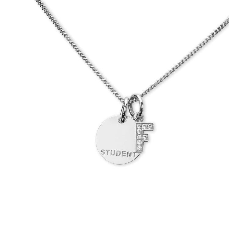 Halsband med diamantbokstav och rund berlock i silverkedja.