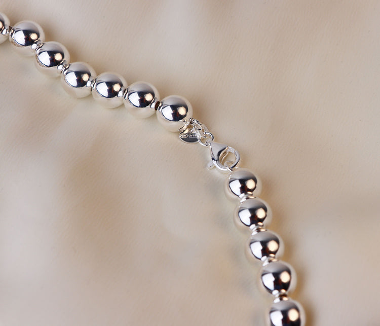 Halsband med stora kulor och silverlås.