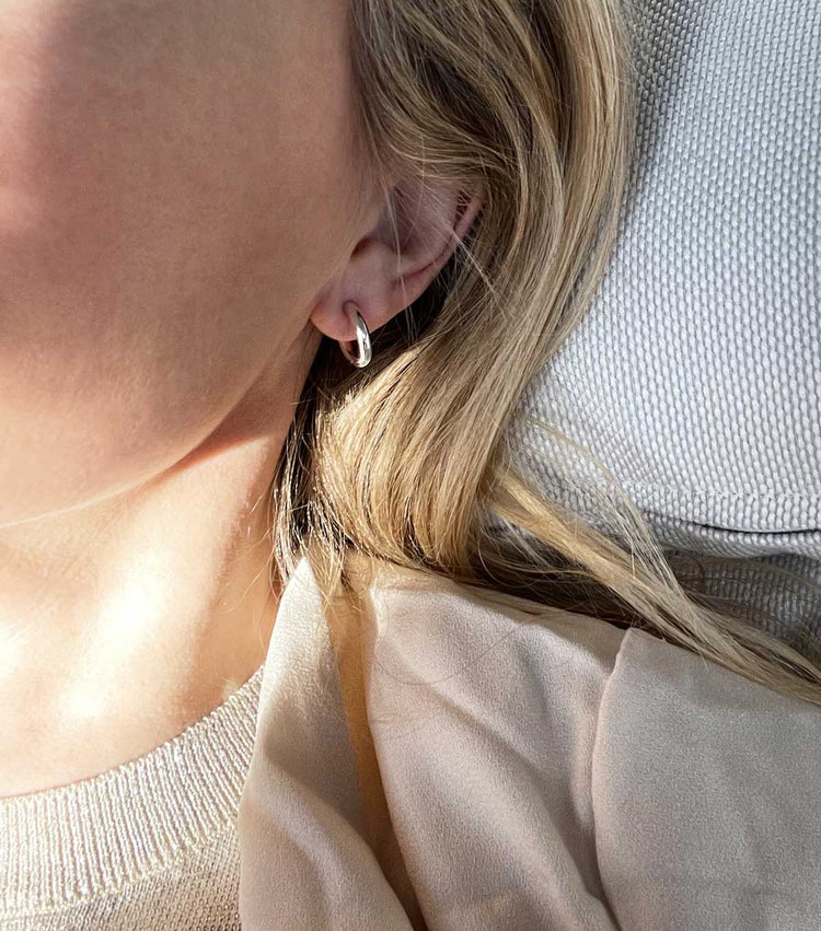 Små ringar till öronen av blankt silver.