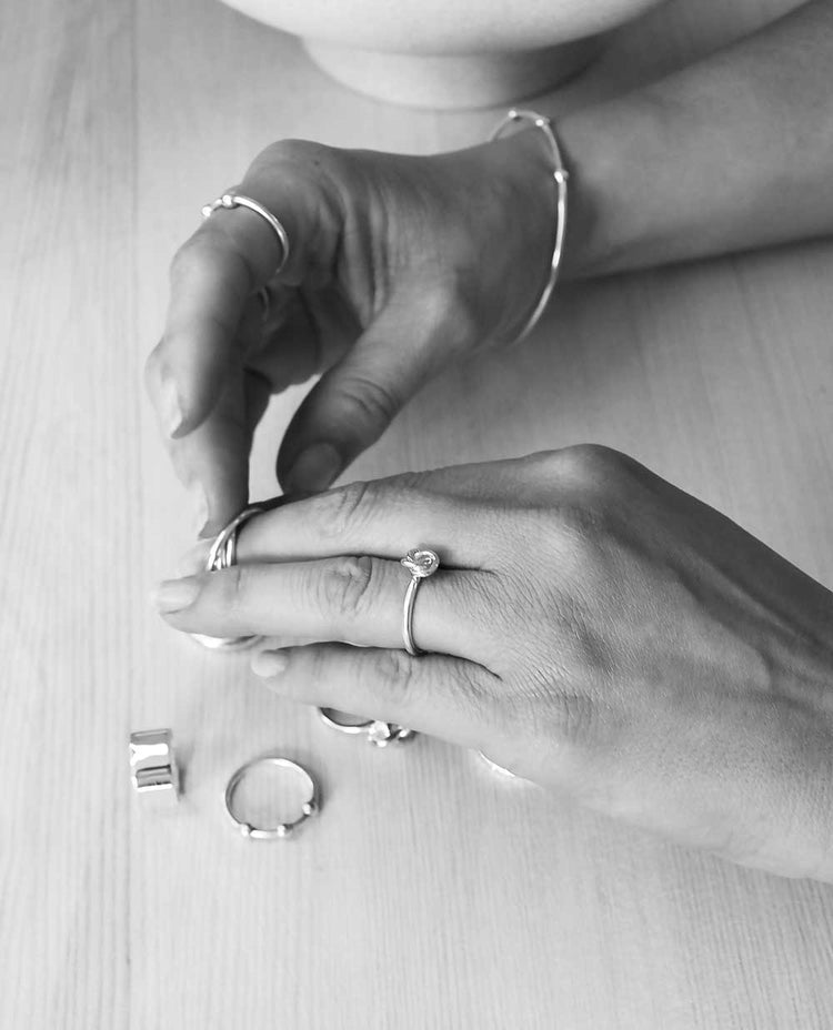 En modell som provar silverringar.