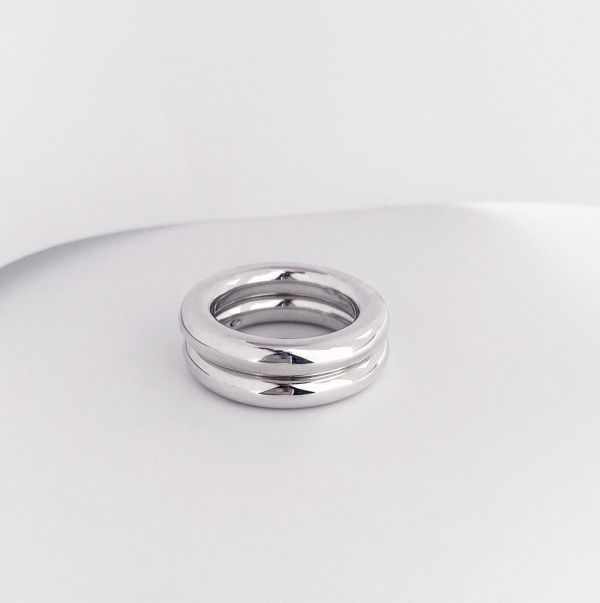 Ring stack med tvÄ massiva silverringar i kombination.