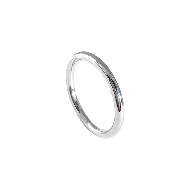 Slät, blank silverring till förlovning.