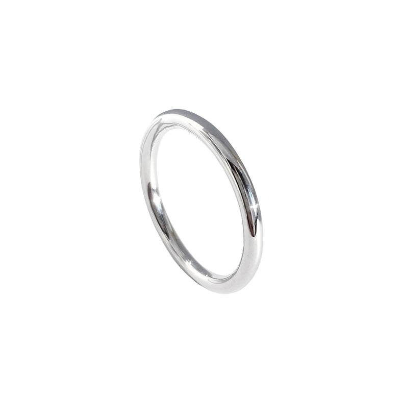Slät, blank silverring till förlovning.