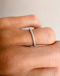 Alliansring i 18k. vitguld med diamanter. Vigselring