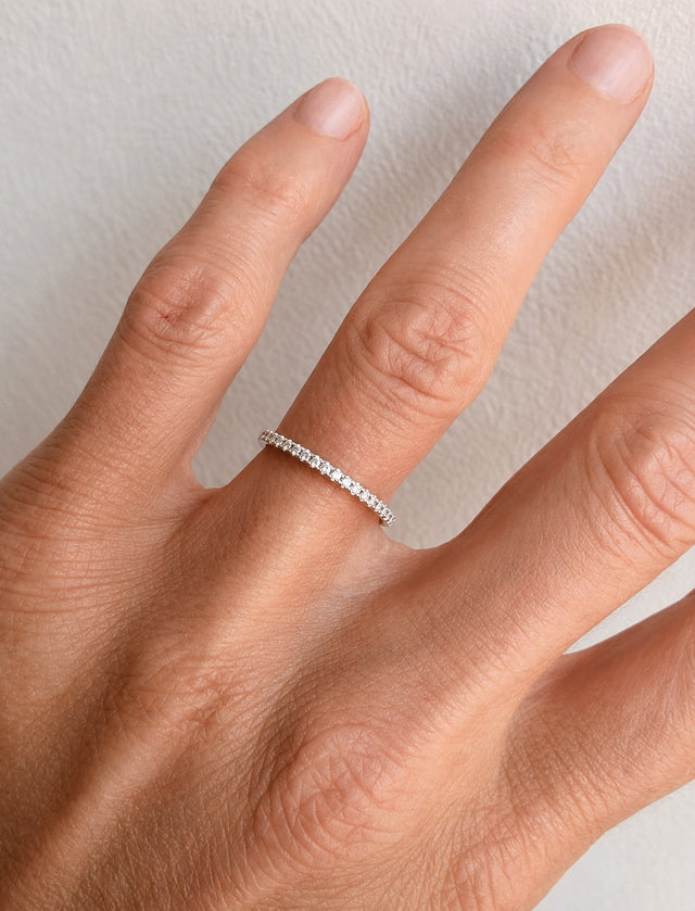 Alliansring i 18k. vitguld med diamanter. Vigselring