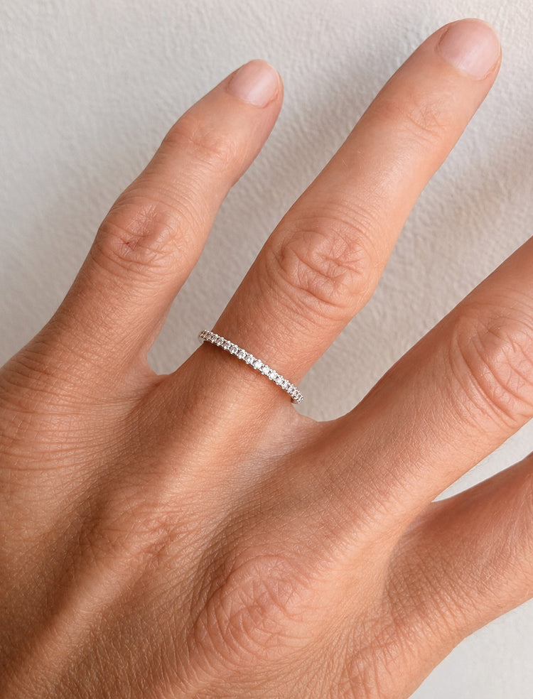 Alliansring i 18k. vitguld med diamanter. Vigselring