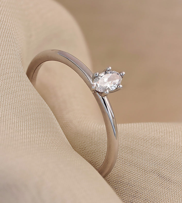 Diamantring i silver med oval diamant 