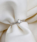 Diamantring i 18k. vitguld med 0,25 ct. rund diamant placerad på ett vitt elegant tyg