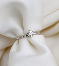 Diamantring i 18k. vitguld med 0,25 ct. rund diamant placerad på ett vitt elegant tyg