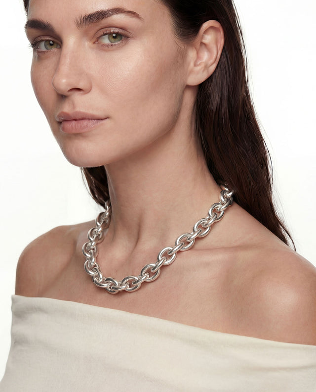 Kvinna som bär ett stort silverhalsband med tjock kedja i äkta silver