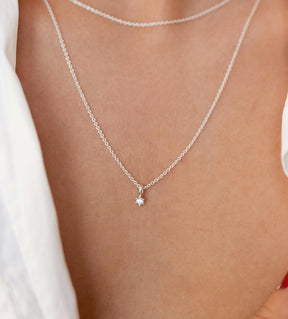 Halsband med liten gnistrande diamant i kedja. 