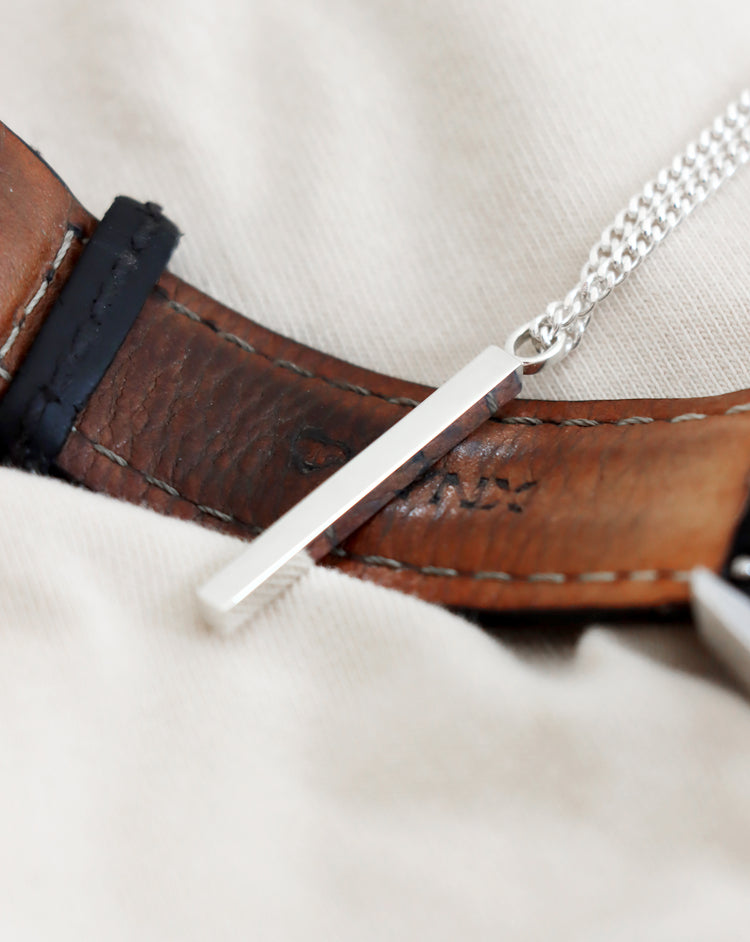 Silverstav av massivt silver med raka kanter i kedja, placerad på ett klockarmband till herr