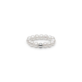 Ring med vita pärlor och en silverkula. 