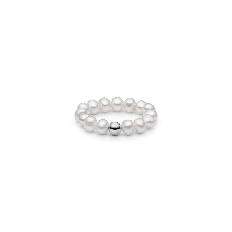 Ring med vita pärlor och en silverkula. 