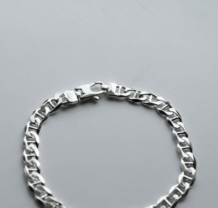 Närbild på låset på ett armband med silverkedja