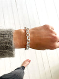 Tjej som bär ett silverarmband med bred kedja i äkta silver. 