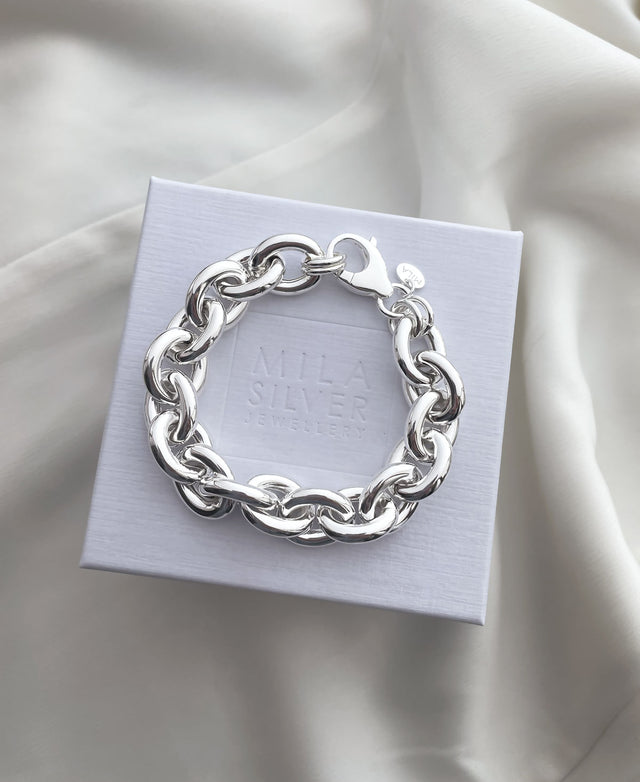Kedjearmband med tjocka chunky länkar i silver. 
