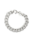 Armband med bred silverkedja som har chunky former och Mila Silver tag vid låset. 