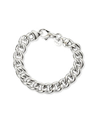 Armband med bred silverkedja som har chunky former och Mila Silver tag vid låset. 