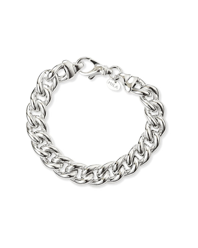 Armband med bred silverkedja som har chunky former och Mila Silver tag vid låset. 
