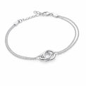 Armband i 925 silver till dam med kedjor och två sammankopplade ringar. 