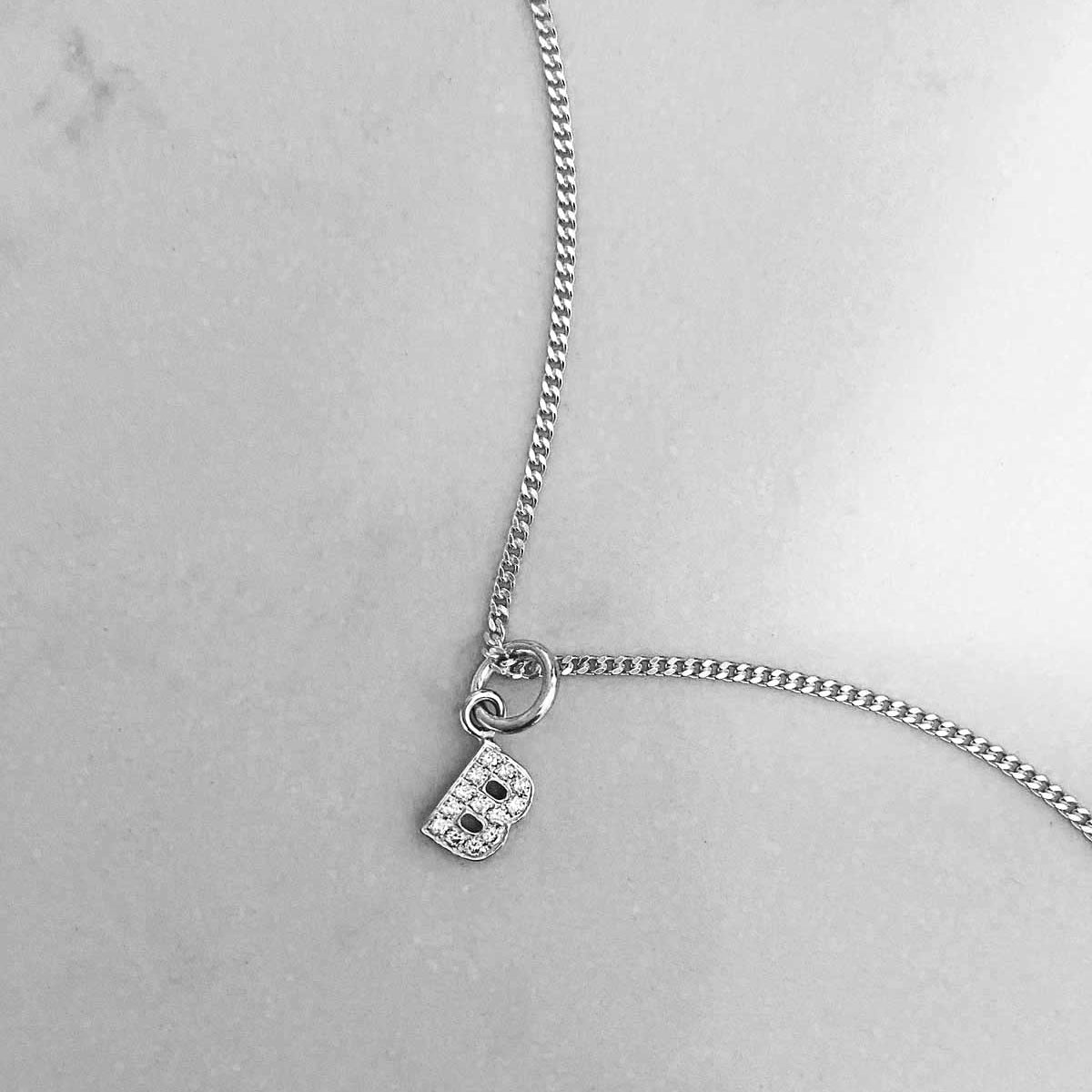 Halsband med diamantbokstav i kedja