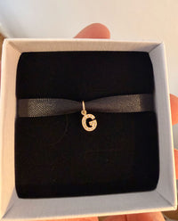 bokstavsberlock i 18k. guld med diamanter. Bosktav: G