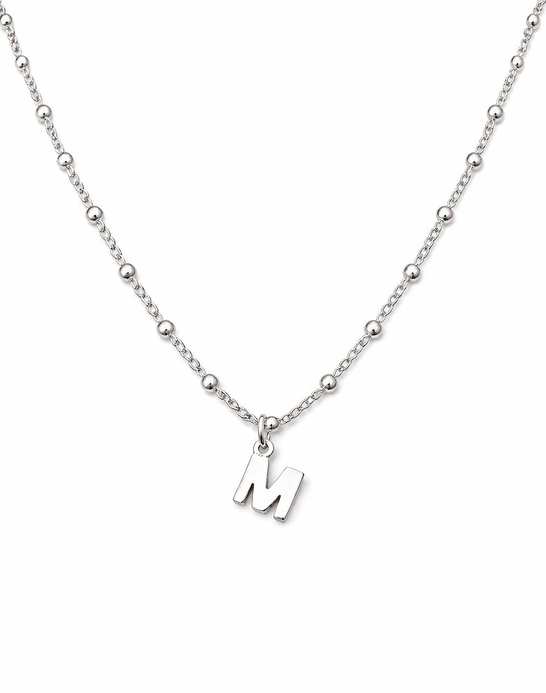 Bokstavshalsband i äkta silver med bokstavsberlock i kulkedja.