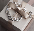 Armband med bred kedja placerad på en ask från Mila Silver