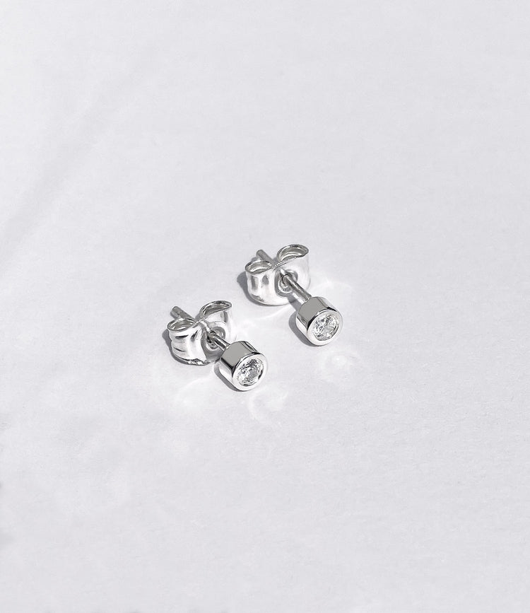 Örhängen i silver med diamanter infattade i tubfattning. 
