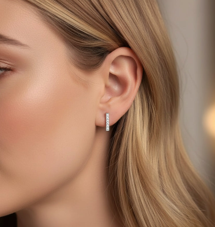 Kvinna som bär ett diamantörhänge med stav